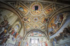Watykan. Bogato zdobione sklepienie i ściany w muzeach watykańskich.  - foto: wnieznane.pl