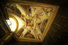 Watykan. Bogato zdobione sklepienie w muzeach watykańskich. - foto: wnieznane.pl