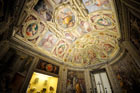 Watykan. Bogato zdobione sklepienie w muzeach watykańskich. - foto: wnieznane.pl