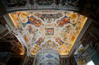 Watykan. Bogato zdobione sklepienie w muzeach watykańskich. - foto: wnieznane.pl