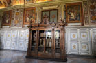 Watykan. Muzea watykańskie - ciekawe szafy.    - foto: wnieznane.pl