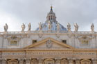 Watykan. Pięknie zdobiona fasada Bazyliki św. Piotra w Watykanie. - foto: wnieznane.pl