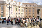Watykan. Tłumy na Piazza San Pietro. W tle budynki w Watykanie. - foto: wnieznane.pl