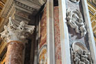Watykan. Przepiękne wnętrze Bazyliki św. Piotra w Watykanie. Bogato zdobione marmurowe kolumny.  - foto: wnieznane.pl