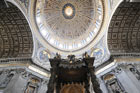Watykan. Przepiękne wnętrze Bazyliki św. Piotra w Watykanie. Ołtarz i kopuła.  - foto: wnieznane.pl