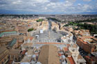 Rzym i Watykan. Fantastyczny widok na dach Bazyliki św. Piotra, Piazza San Pietro oraz Rzym z kopuły bazyliki. - foto: wnieznane.pl