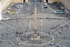Watykan. Piazza San Pietro i obelisk na środku placu widziane z kopuły Bazyliki św. Piotra.  - foto: wnieznane.pl