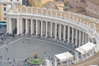 Watykan. Piazza San Pietro i kolumnada widziane z kopuły Bazyliki św. Piotra. - foto: wnieznane.pl