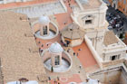 Watykan. Kopuły Bazyliki św. Piotra w Watykanie widziane z góry. - foto: wnieznane.pl