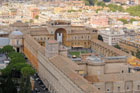 Watykan. Widok na budynki, w których mieszczą się muzea watykańskie. - foto: wnieznane.pl