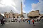 Watykan. Ogromny plac - Piazza San Pietro. W tle Basilica San Pietro, po prawej kolumnada z posągami świętych.  - foto: wnieznane.pl