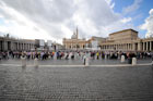 Watykan. Ogromny plac - Piazza San Pietro. W tle Basilica San Pietro. - foto: wnieznane.pl