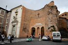 Rzym. Kościół Santa Maria degli Angeli, zbudowany na fragmentach zabudowań Term Dioklecjana.  - foto: wnieznane.pl