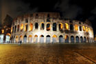 Rzym. Efektownie oświetlone nocą Koloseum. - foto: wnieznane.pl