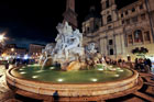 Rzym. Fontanna Czterech Rzek (Fontana dei Quattro Fiumi) na Piazza Navona. - foto: wnieznane.pl