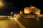 Rzym. Zamek św. Anioła (Castel Sant' Angelo) pięknie oświetlony wieczorem. - foto: wnieznane.pl