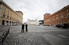 Rzym. Piazza Venezia i policjanci z charakterystycznymi nakryciami głowy kierujący ruchem. - foto: wnieznane.pl