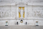 Rzym. Ołtarz Ojczyzny - pomnik Wiktora Emanuela II, Grób Nieznanego Żołnierza na Piazza Venezia.  - foto: wnieznane.pl