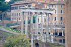 Rzym. Pozostałości świątyni Saturna na Forum Romanum. - foto: wnieznane.pl