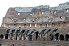 Rzym. Wnętrze największego starożytnego amfiteatru na świecie - Koloseum. - foto: wnieznane.pl