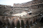 Rzym. Wnętrze największego starożytnego amfiteatru na świecie - Koloseum. - foto: wnieznane.pl