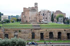 Rzym. Świątynia Wenus i Romy na Forum Romanum widziana z Koloseum. - foto: wnieznane.pl