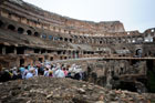Rzym. Wnętrze największego starożytnego amfiteatru na świecie - Koloseum. - foto: wnieznane.pl