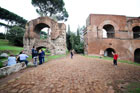 Rzym. Pozostałości starożytnych zabudowań na wzgórzu Palatyn.  - foto: wnieznane.pl