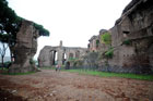 Rzym. Pozostałości starożytnych zabudowań na wzgórzu Palatyn.  - foto: wnieznane.pl