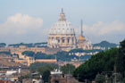 Rzym. Widok ze wzgórza Palatyn na Bazylikę św. Piotra w Watykanie..  - foto: wnieznane.pl