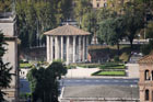 Rzym. Świątynia Herkulesa, poświęcona opiekunowi handlarzy oliwek i oliwy, na Forum Boarium. - foto: wnieznane.pl