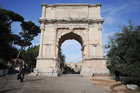 Rzym. Zbudowany z białego marmuru Arco di Tito (Łuk Tytusa), znajdujący się na Forum Romanum. - foto: wnieznane.pl