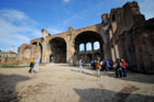 Rzym, Forum Romanum. Bazylika Maksencjusza i Konstantyna - największa bazylika i zarazem budynek Forum Romanum.  - foto: wnieznane.pl