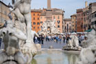 Rzym. Piękna Fontana dei Quattro Fiumi (Fontanna Czterech Rzek) zbudowana przez Lorenzo Berniniego na Piazza Navona. - foto: wnieznane.pl