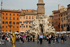 Rzym. Piękna Fontana dei Quattro Fiumi (Fontanna Czterech Rzek) zbudowana przez Lorenzo Berniniego na Piazza Navona. - foto: wnieznane.pl
