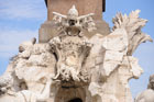 Rzym. Piękna Fontana dei Quattro Fiumi (Fontanna Czterech Rzek) zbudowana przez Lorenzo Berniniego na Piazza Navona. - foto: wnieznane.pl