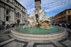 Rzym. Piękna Fontana dei Quattro Fiumi (Fontanna Czterech Rzek) zbudowana przez Lorenzo Berniniego na Piazza Navona. - foto: wnieznane.pl