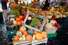 Rzym. Stoisko z owocami i warzywami na placu Campo de' Fiori.    - foto: wnieznane.pl