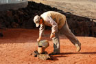 Wyspy Kanaryjskie: Pracownik Parku Timanfaya rozpoczyna prezentacje temperatury lawy - foto: wnieznane.pl