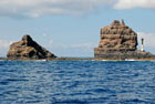 Wyspy Kanaryjskie: Skały strzeżące dostępu do wybrzeży Lanzarote - foto: wnieznane.pl