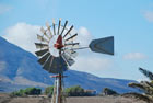 Wyspy Kanaryjskie: Wiatrak do wydobywania wody na wyspie Fuerteventura - foto: wnieznane.pl