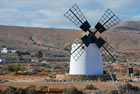 Wyspy Kanaryjskie: Zabytkowy młyn na wyspie Fuerteventura - foto: wnieznane.pl