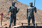 Wyspy Kanaryjskie: Pomnik dwóch legendarnych królów wyspy Fuertaventura - foto: wnieznane.pl