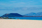 Wyspy Kanaryjskie: Plaże w Corralejo. W tle wyspa Los Lobos - foto: wnieznane.pl