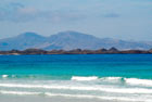 Wyspy Kanaryjskie: Wyspa Los Lobos widziana z wybrzeża wyspy Fuerteventura - foto: wnieznane.pl