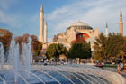 Stambuł. W pobliżu Hagia Sophia można przysiąść przy okazałej fontannie. - foto: wnieznane.pl