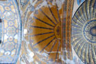 Stambuł. Kolorowe półkola zdobią sklepienie zaraz po przekroczeniu murów Hagia Sophia. - foto: wnieznane.pl