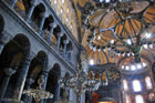 Stambuł. Masywne żyrandole w Hagia Sophia są niemal na wyciągnięcie ręki. - foto: wnieznane.pl