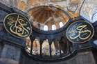 Stambuł. Muzułmańska symbolika jest obecna we wnętrzach Hagia Sophia. - foto: wnieznane.pl