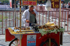 Stambuł. Na ulicach Stambułu bez problemu kupimy pieczone kasztany. - foto: wnieznane.pl